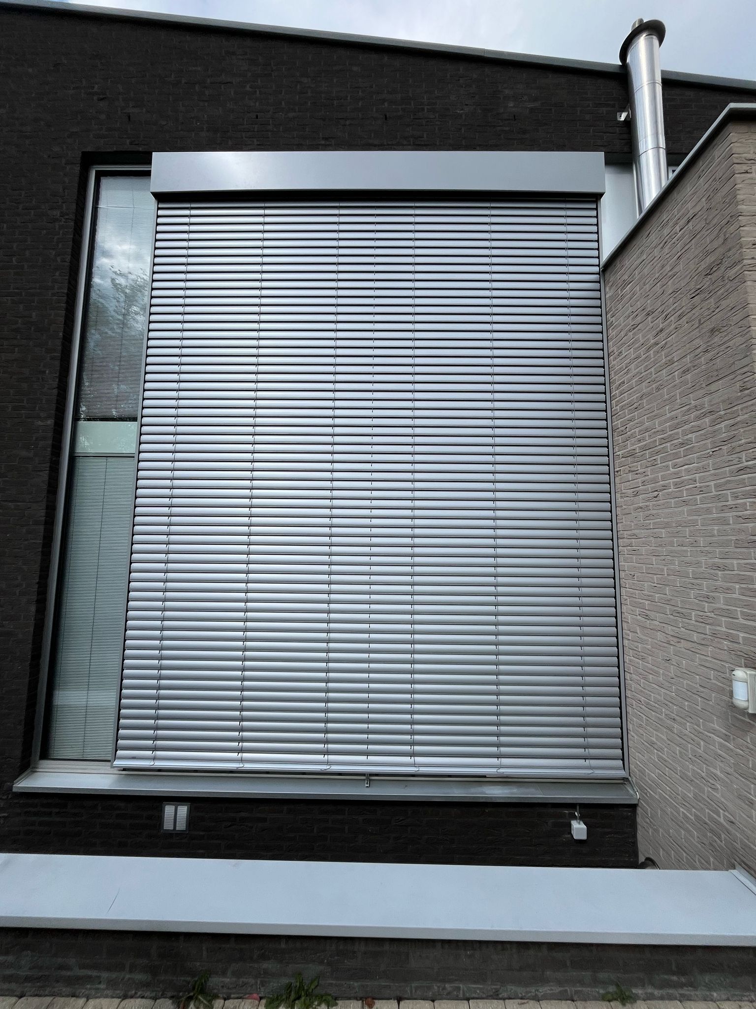 Indrukwekkende Buitenjaloezie en Stijlvolle Zonneluifel in Neerharen