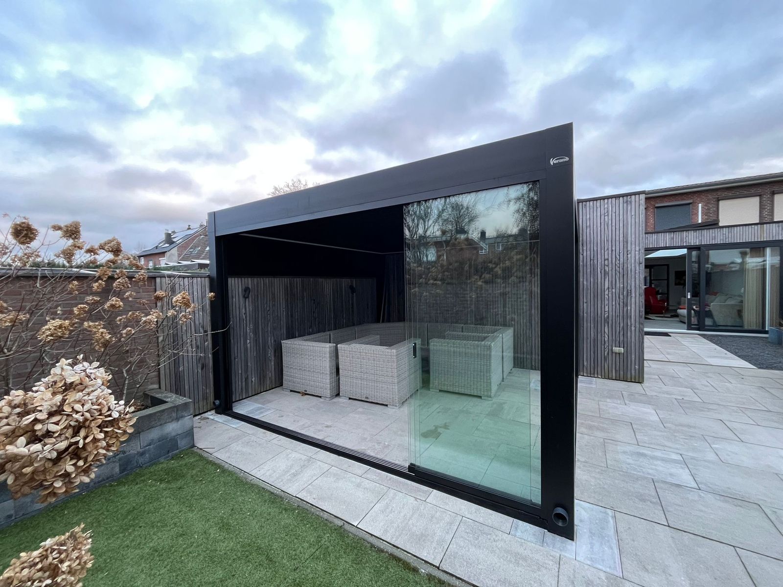 Een Moderne Tuinkamer met Glazen Schuifwanden: Jaarrond Genieten in Landgraaf