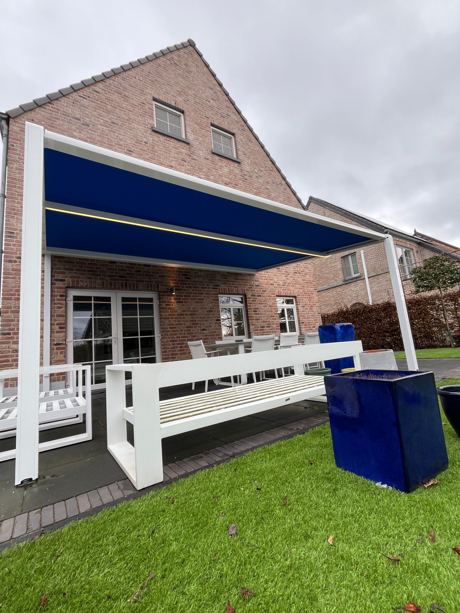 TUMBA in Dilsen: felblauw doek als statement op het terras
