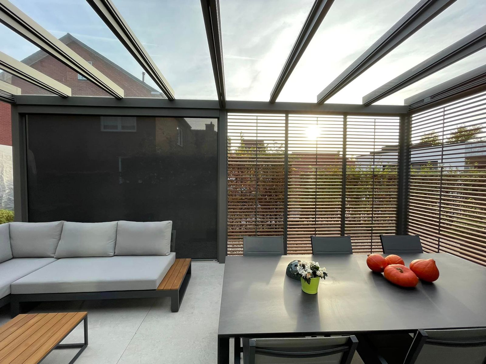 Project te Hasselt: Weinor Terrazza Pure met Sundaze Shutters en Roma screens