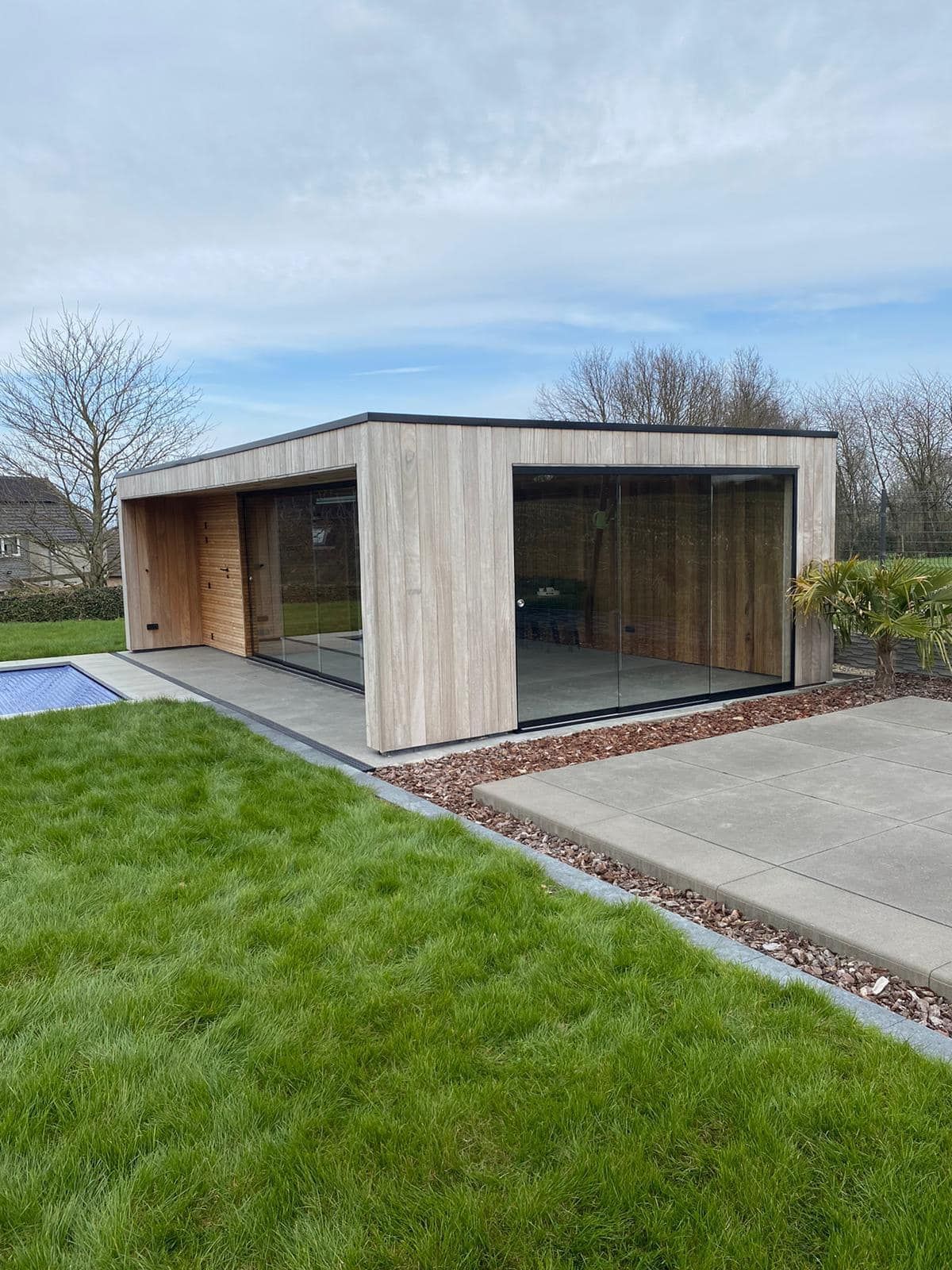 Thermowood verkleurt naar grijs: onderhoud, beitsen en wat je best meteen na plaatsing doet